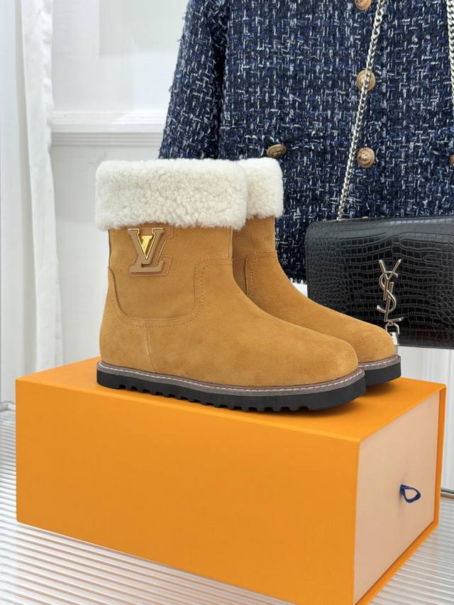 厂价 L*V 驴家经典秋冬翻毛金属扣 雪地短靴 以经典基因融合实用美学 解锁冬日奢华暖意穿搭。 甄选细腻翻毛面料勾勒靴身轮廓 触感软糯自带复古质感 靴口拼接绵密
