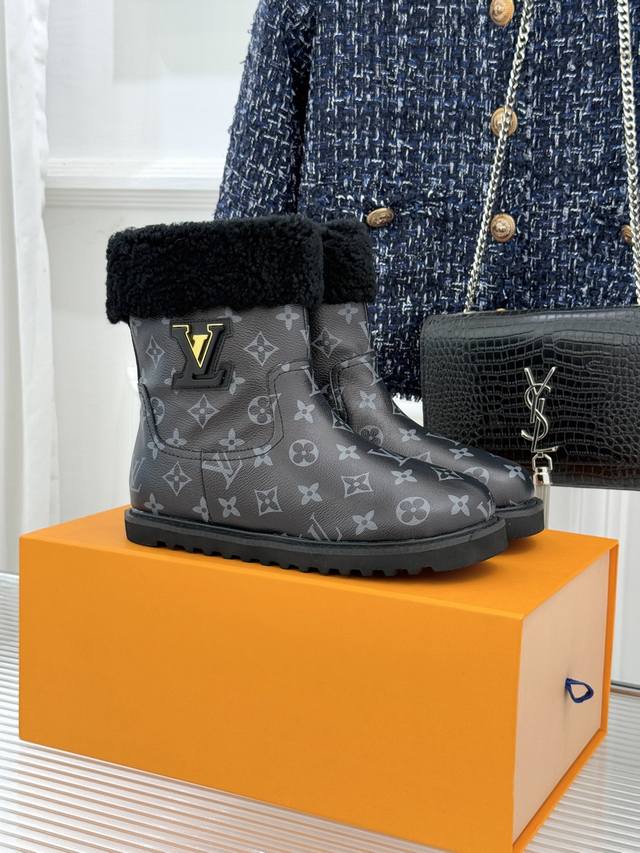 厂价 L*V 驴家经典秋冬翻毛金属扣 雪地短靴 以经典基因融合实用美学 解锁冬日奢华暖意穿搭。 甄选细腻翻毛面料勾勒靴身轮廓 触感软糯自带复古质感 靴口拼接绵密