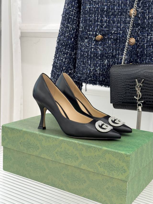 厂价 Gucci 古驰26Wf早春水钻尖头 高跟鞋单鞋 溯源佛罗伦萨文艺复兴底蕴 这双高跟鞋单鞋以“回归本源 将品牌百年Dna与优雅美学融于鞋履 钻光流转间藏尽