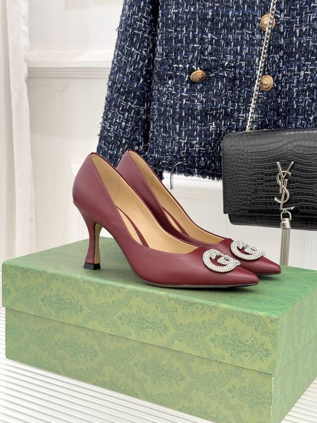 厂价 Gucci 古驰26Wf早春水钻尖头 高跟鞋单鞋 溯源佛罗伦萨文艺复兴底蕴 这双高跟鞋单鞋以“回归本源 将品牌百年Dna与优雅美学融于鞋履 钻光流转间藏尽