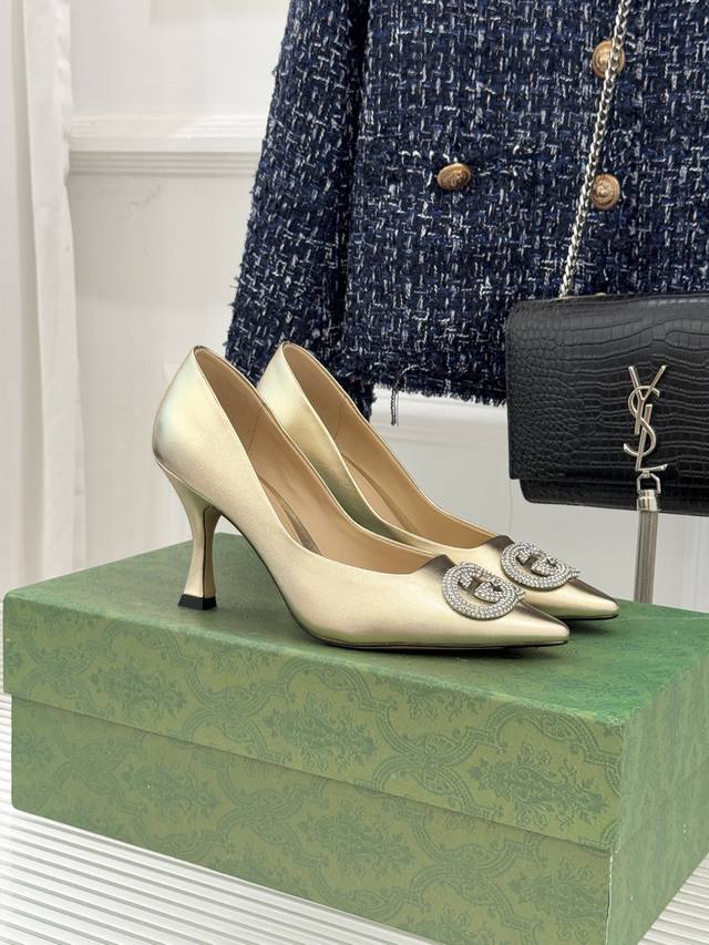 厂价 Gucci 古驰26Wf早春水钻尖头 高跟鞋单鞋 溯源佛罗伦萨文艺复兴底蕴 这双高跟鞋单鞋以“回归本源 将品牌百年Dna与优雅美学融于鞋履 钻光流转间藏尽