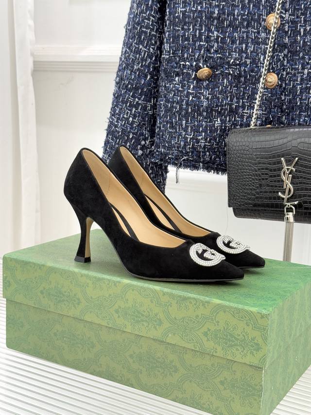 厂价 Gucci 古驰26Wf早春水钻尖头 高跟鞋单鞋 溯源佛罗伦萨文艺复兴底蕴 这双高跟鞋单鞋以“回归本源 将品牌百年Dna与优雅美学融于鞋履 钻光流转间藏尽