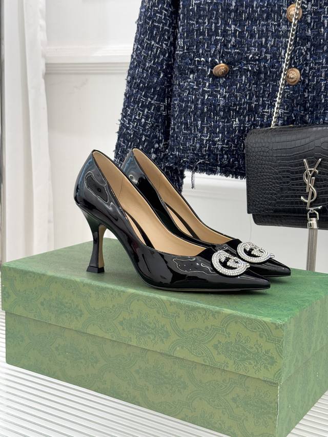 厂价 Gucci 古驰26Wf早春水钻尖头 高跟鞋单鞋 溯源佛罗伦萨文艺复兴底蕴 这双高跟鞋单鞋以“回归本源 将品牌百年Dna与优雅美学融于鞋履 钻光流转间藏尽