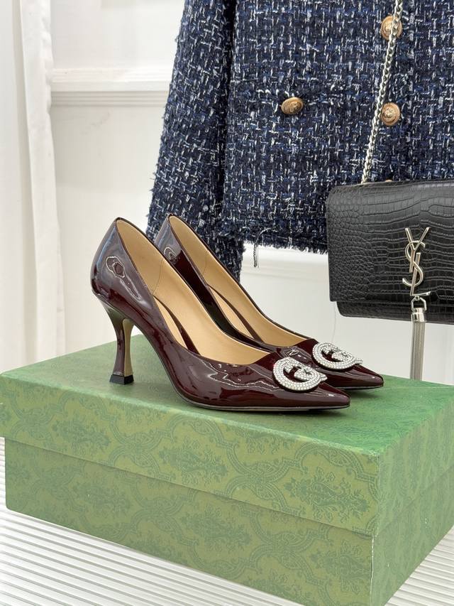 厂价 Gucci 古驰26Wf早春水钻尖头 高跟鞋单鞋 溯源佛罗伦萨文艺复兴底蕴 这双高跟鞋单鞋以“回归本源 将品牌百年Dna与优雅美学融于鞋履 钻光流转间藏尽