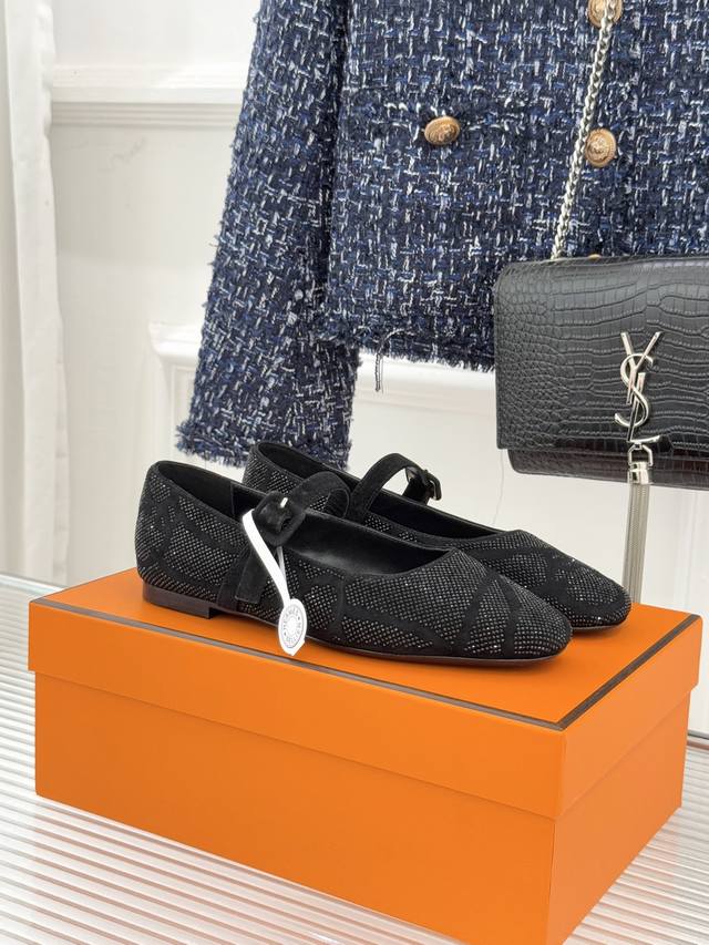 顶版 配原版飞机盒 HermèS 爱马仕26Wf新品水钻玛丽珍鞋 承袭爱马仕百年制鞋匠心 圆头玛丽珍鞋以经典廓形锚定优雅底色 水钻缀饰焕活精致张力 柔中带奢 步