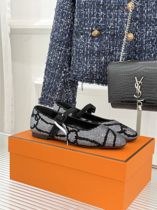 顶版 配原版飞机盒 HermèS 爱马仕26Wf新品水钻玛丽珍鞋 承袭爱马仕百年制鞋匠心 圆头玛丽珍鞋以经典廓形锚定优雅底色 水钻缀饰焕活精致张力 柔中带奢 步