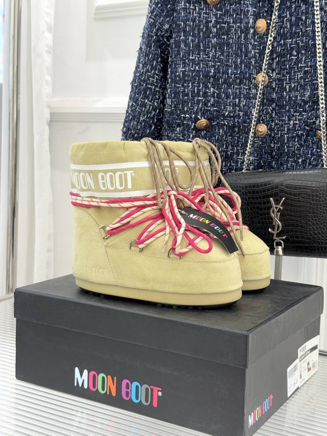 厂价 Moon Boot经典爆款滑雪月亮靴 雪地靴系列 当凛冽寒风裹着碎雪漫过雪原 当滑雪道的弧线在纯白天地间延展 月亮靴携经典基因与硬核性能而来 既是征服冰雪