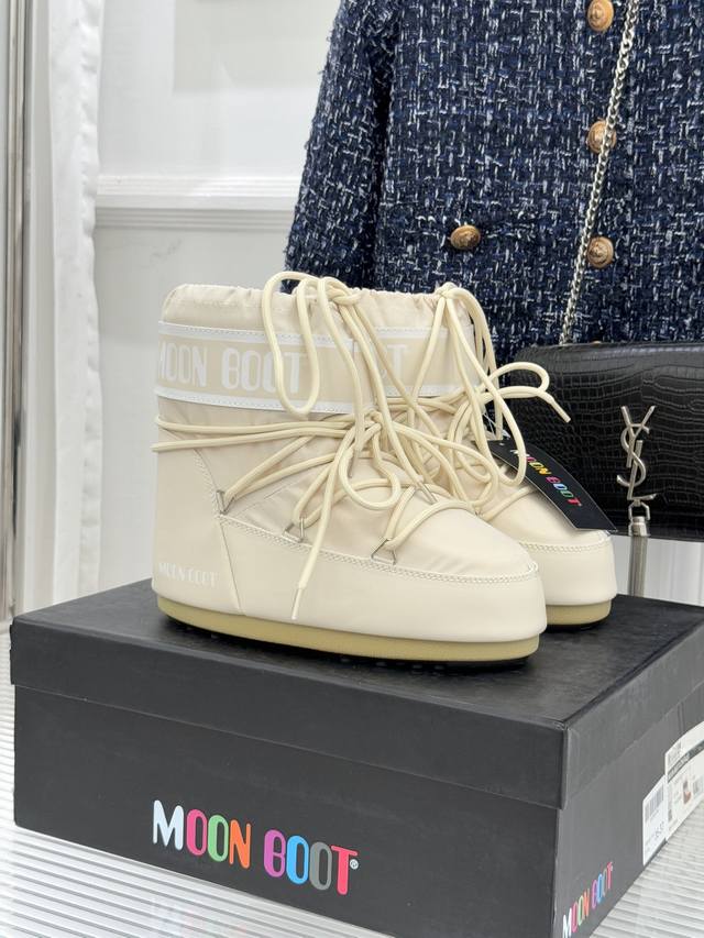 厂价 Moon Boot经典爆款滑雪月亮靴 雪地靴系列 当凛冽寒风裹着碎雪漫过雪原 当滑雪道的弧线在纯白天地间延展 月亮靴携经典基因与硬核性能而来 既是征服冰雪