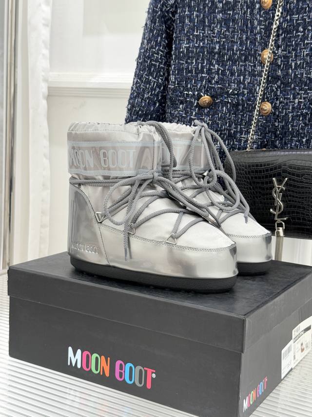 厂价 Moon Boot经典爆款滑雪月亮靴 雪地靴系列 当凛冽寒风裹着碎雪漫过雪原 当滑雪道的弧线在纯白天地间延展 月亮靴携经典基因与硬核性能而来 既是征服冰雪