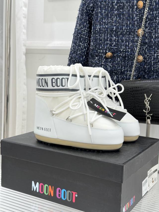 厂价 Moon Boot经典爆款滑雪月亮靴 雪地靴系列 当凛冽寒风裹着碎雪漫过雪原 当滑雪道的弧线在纯白天地间延展 月亮靴携经典基因与硬核性能而来 既是征服冰雪