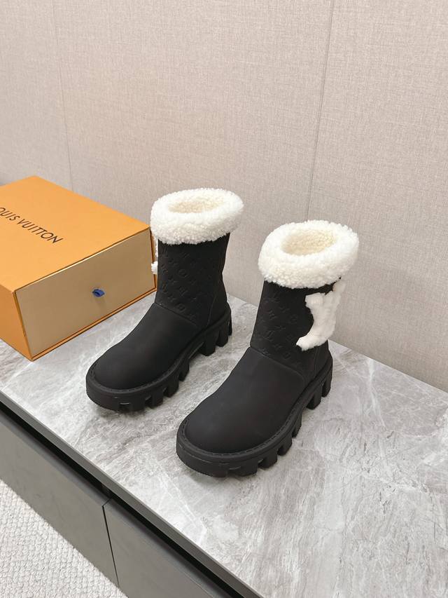 路易威登 Lv 专柜同步系列新款厚底老爹鞋毛靴 潮气逼人 尽显青春活力，日常穿搭超级抢眼，经典的拱形设计，一向被称之为美腿神器！绝对的人手必备 真羊毛里 ★★★