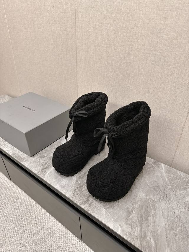 Balenciaga巴黎世家滑雪系列Skiwear最新款情侣阿拉斯加雪地靴 正品Rmb12510购入开发 完美复刻 设计师推出探索时尚界对于原创与挪用的概念、以