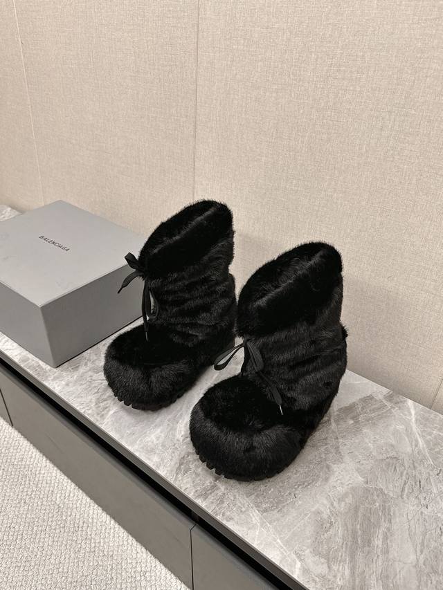 Balenciaga巴黎世家滑雪系列Skiwear最新款情侣阿拉斯加雪地靴 正品Rmb12510购入开发 完美复刻 设计师推出探索时尚界对于原创与挪用的概念、以