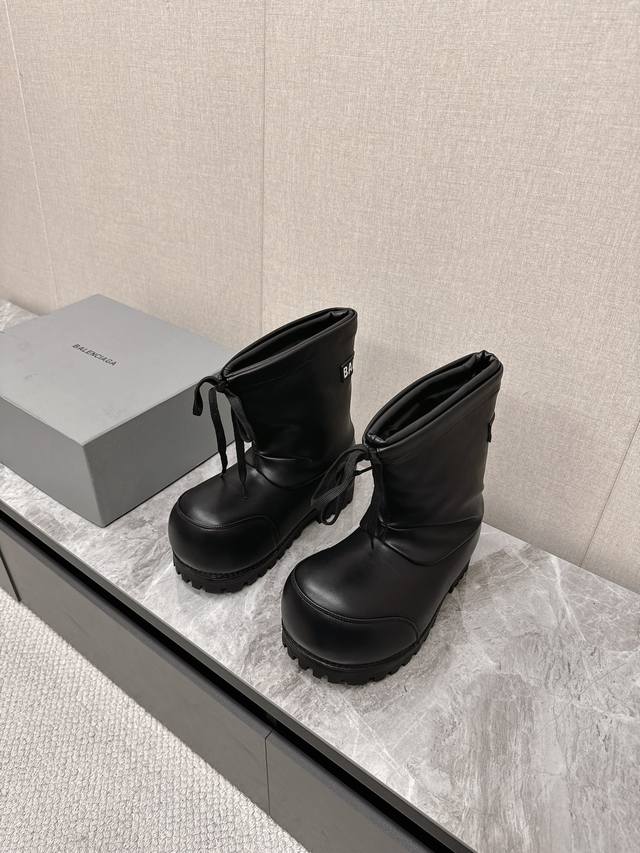 Balenciaga巴黎世家滑雪系列Skiwear最新款情侣阿拉斯加雪地靴 正品Rmb12510购入开发 完美复刻 设计师推出探索时尚界对于原创与挪用的概念、以