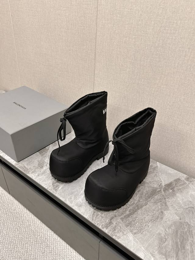 Balenciaga巴黎世家滑雪系列Skiwear最新款情侣阿拉斯加雪地靴 正品Rmb12510购入开发 完美复刻 设计师推出探索时尚界对于原创与挪用的概念、以