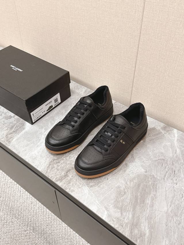 男装10 Saint Laurent圣罗兰最新情侣款休闲鞋 小白鞋 超多明星时尚博主种草 朴彩英Rose同款 简约厚底设计 鞋身外侧压Ysl品牌Logo金色标志