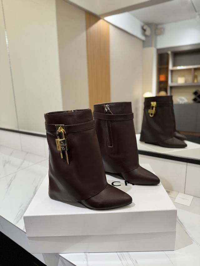 专柜正品级定制版本 Givenchy纪梵希 Shark Lock 系列 挂锁 短靴新款，市面最高版本 纪梵希 锁扣 风靡整个时尚圈秒变大长腿 原版开发鞋型超级正