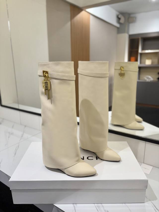 专柜正品级定制版本 Givenchy纪梵希 Shark Lock 系列 挂锁 长靴 新款，市面最高版本 纪梵希 锁扣 风靡整个时尚圈 原版开发鞋型超级正 最高还