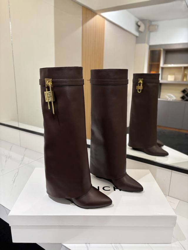 专柜正品级定制版本 Givenchy纪梵希 Shark Lock 系列 挂锁 长靴 新款，市面最高版本 纪梵希 锁扣 风靡整个时尚圈 原版开发鞋型超级正 最高还