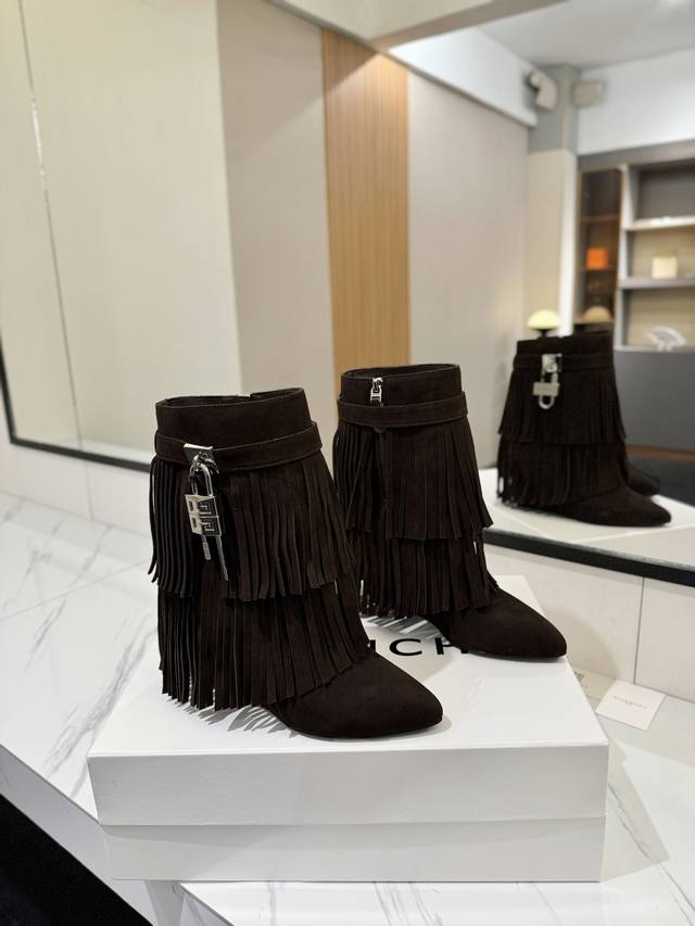 专柜正品级定制版本 Givenchy纪梵希 Shark Lock 系列 挂锁 短靴流苏新款，市面最高版本 纪梵希 锁扣 风靡整个时尚圈秒变大长腿 原版开发鞋型超