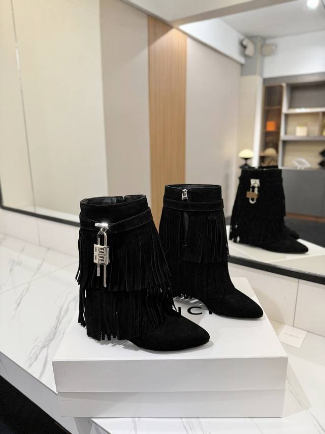 专柜正品级定制版本 Givenchy纪梵希 Shark Lock 系列 挂锁 短靴流苏新款，市面最高版本 纪梵希 锁扣 风靡整个时尚圈秒变大长腿 原版开发鞋型超