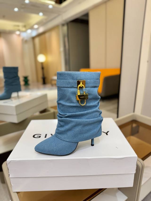 价格p： 专柜正品级定制版本 Givenchy 高跟细跟短靴，市面最高版本 纪梵希 锁扣 风靡整个时尚圈 原版开发鞋型超级正 最高还原度鞋型 包裹性非常好 显瘦