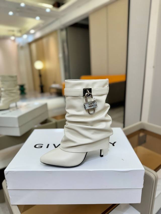 价格p： 专柜正品级定制版本 Givenchy 高跟细跟短靴，市面最高版本 纪梵希 锁扣 风靡整个时尚圈 原版开发鞋型超级正 最高还原度鞋型 包裹性非常好 显瘦