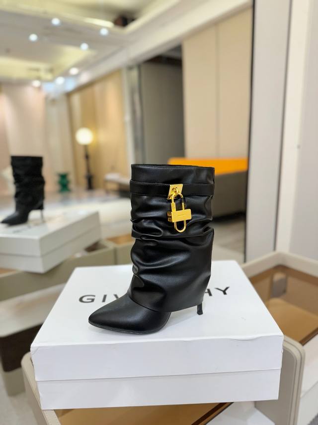 价格p： 专柜正品级定制版本 Givenchy 高跟细跟短靴，市面最高版本 纪梵希 锁扣 风靡整个时尚圈 原版开发鞋型超级正 最高还原度鞋型 包裹性非常好 显瘦