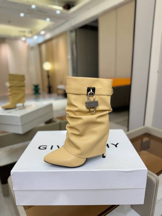 价格p： 专柜正品级定制版本 Givenchy 高跟细跟短靴，市面最高版本 纪梵希 锁扣 风靡整个时尚圈 原版开发鞋型超级正 最高还原度鞋型 包裹性非常好 显瘦