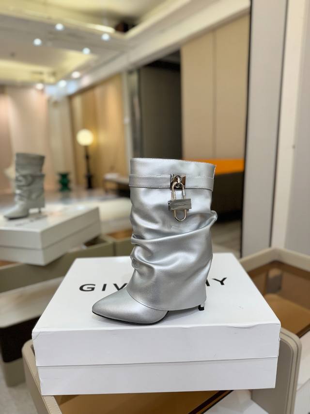 价格p： 专柜正品级定制版本 Givenchy 高跟细跟短靴，市面最高版本 纪梵希 锁扣 风靡整个时尚圈 原版开发鞋型超级正 最高还原度鞋型 包裹性非常好 显瘦