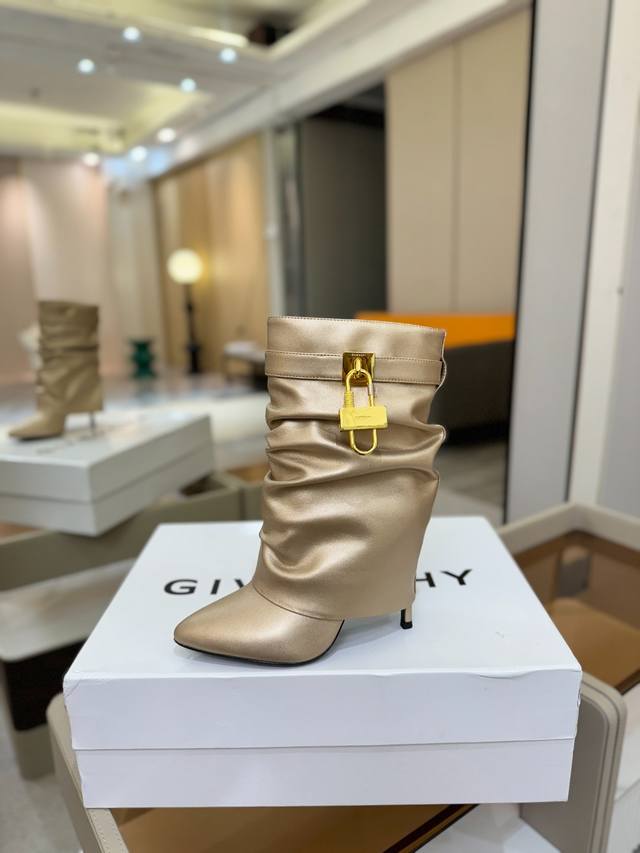 价格p： 专柜正品级定制版本 Givenchy 高跟细跟短靴，市面最高版本 纪梵希 锁扣 风靡整个时尚圈 原版开发鞋型超级正 最高还原度鞋型 包裹性非常好 显瘦