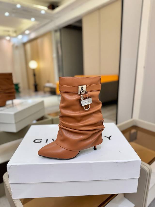 价格p： 专柜正品级定制版本 Givenchy 高跟细跟短靴，市面最高版本 纪梵希 锁扣 风靡整个时尚圈 原版开发鞋型超级正 最高还原度鞋型 包裹性非常好 显瘦