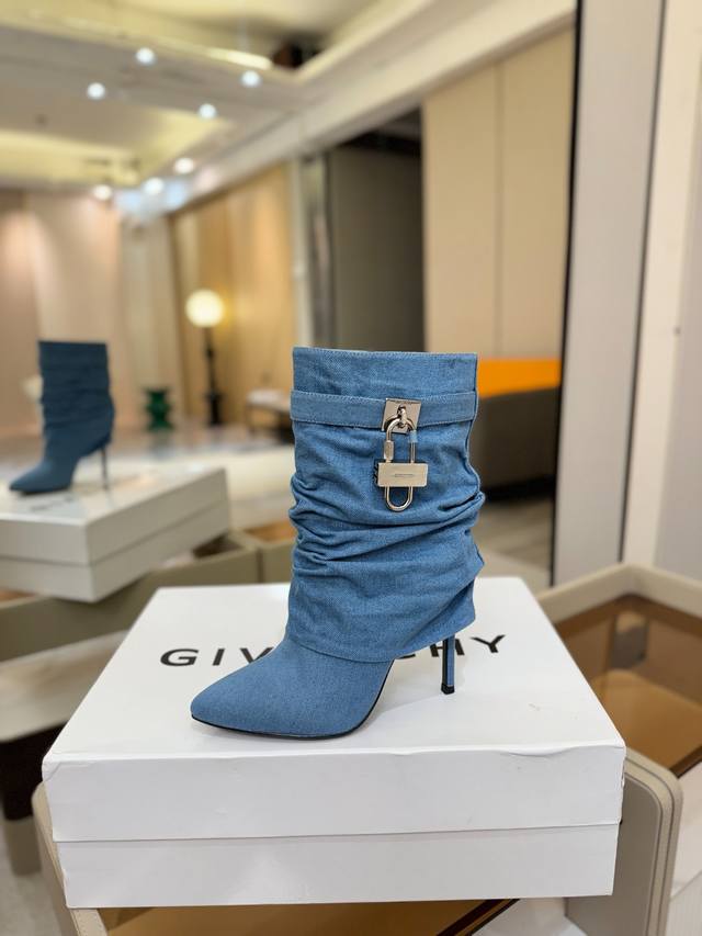 价格p： 专柜正品级定制版本 Givenchy 高跟细跟短靴，市面最高版本 纪梵希 锁扣 风靡整个时尚圈 原版开发鞋型超级正 最高还原度鞋型 包裹性非常好 显瘦