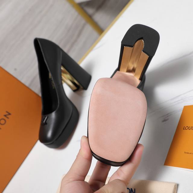 顶级版本 Lv 路易威登 25恨天高新款单鞋 凉鞋后空 2025春夏新款粗跟水台凉鞋 顶级版本原版一致 专柜主打最新款 Lv X Tm村上隆联名款 硬货上新 代