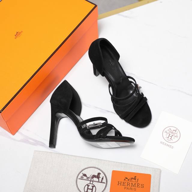 最高版本 2025最新款HermèS 爱马仕凉鞋 四条带锁扣装饰 极约复古的设计 浓厚的异域风情 时髦感十足、随便上脚都很有腔调 简简单单的款式随便搭配一下高级