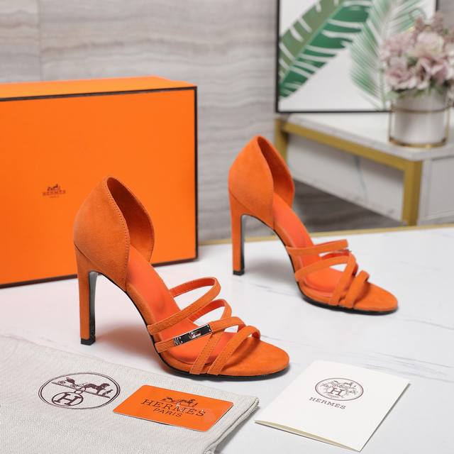 最高版本 2025最新款HermèS 爱马仕凉鞋 四条带锁扣装饰 极约复古的设计 浓厚的异域风情 时髦感十足、随便上脚都很有腔调 简简单单的款式随便搭配一下高级