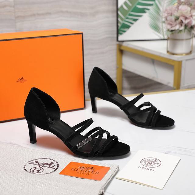 最高版本 2025最新款HermèS 爱马仕凉鞋 四条带锁扣装饰 极约复古的设计 浓厚的异域风情 时髦感十足、随便上脚都很有腔调 简简单单的款式随便搭配一下高级