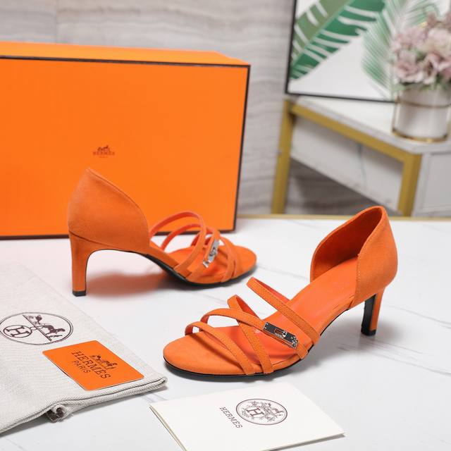 最高版本 2025最新款HermèS 爱马仕凉鞋 四条带锁扣装饰 极约复古的设计 浓厚的异域风情 时髦感十足、随便上脚都很有腔调 简简单单的款式随便搭配一下高级