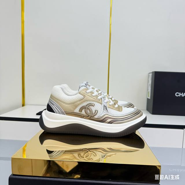 女码 Chanel香奈儿休闲厚底增高鞋 2025专柜顶级休闲款运动鞋 这款经典设计；鞋面多种工艺电绣的风格；大底却时尚运动；不平凡的拥入了多种配色元素 多元化混