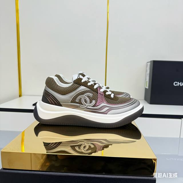 女码 Chanel香奈儿休闲厚底增高鞋 2025专柜顶级休闲款运动鞋 这款经典设计；鞋面多种工艺电绣的风格；大底却时尚运动；不平凡的拥入了多种配色元素 多元化混