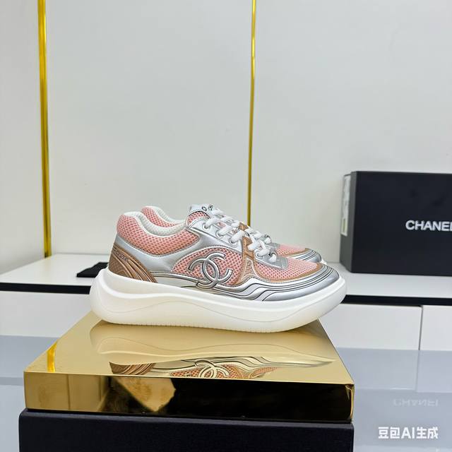 女码 Chanel香奈儿休闲厚底增高鞋 2025专柜顶级休闲款运动鞋 这款经典设计；鞋面多种工艺电绣的风格；大底却时尚运动；不平凡的拥入了多种配色元素 多元化混