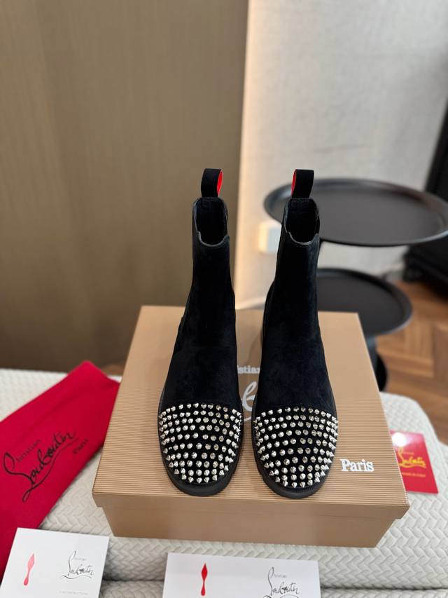 工厂p价 Christian Louboutin秋冬新品爆款. 上图转发必卖. 原版开发高品质专柜新品、原版套宣饱满帅气靴形、鞋头铆钉设计、配加顶级工艺双层黑红