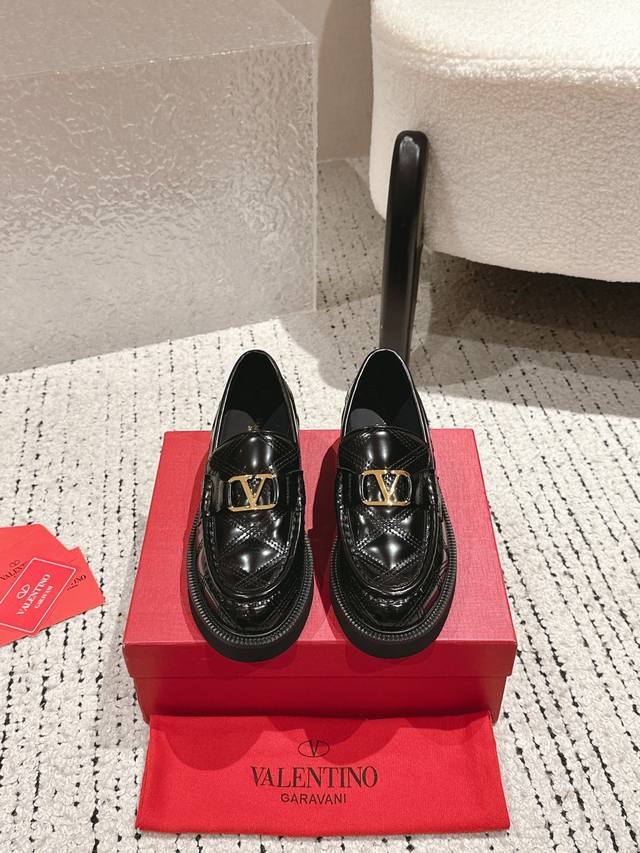 开边珠电绣皮面 Valentino.华伦天奴专柜最新系列V家火铆爆钉金属元素单鞋. 上脚大气奢华艳丽. 细节完美. 精致耐看. 可任意配搭春夏秋冬美丽服饰. 面