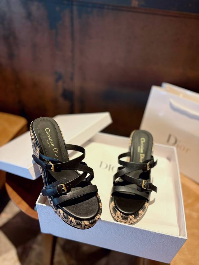 Dior Chrono迪奥 高版本新款凉鞋. 简约超级百搭. 上脚完美奢华可任意搭配春夏服饰. 脚感更是舒适！ 材质原版完美复刻. 原版拆解开模. 1原版电镀古