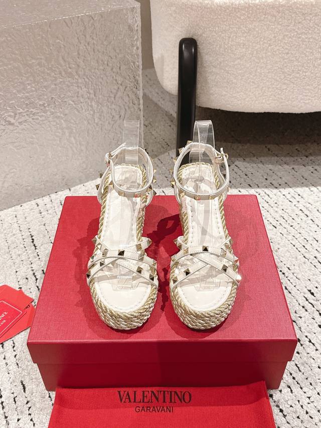 Valentino华伦天奴 高版本新款铆钉麻绳编织坡跟凉鞋. 简约超级百搭. 上脚完美奢华可任意搭配春夏服饰. 脚感更是舒适！ 材质原版完美复刻. 饰扣原版拆解