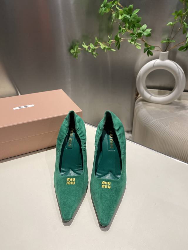 出厂 Miu Miu走秀款 2025春夏新款高跟单鞋 网红走秀款上脚非常好看.1:1定制 时尚 高跟女鞋，很好的拉伸腿部线条，让爱美的小姐姐们都能轻松驾驭，绝对
