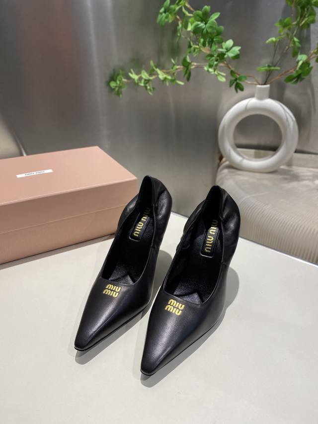 出厂 Miu Miu走秀款 2025春夏新款高跟单鞋 网红走秀款上脚非常好看.1:1定制 时尚 高跟女鞋，很好的拉伸腿部线条，让爱美的小姐姐们都能轻松驾驭，绝对