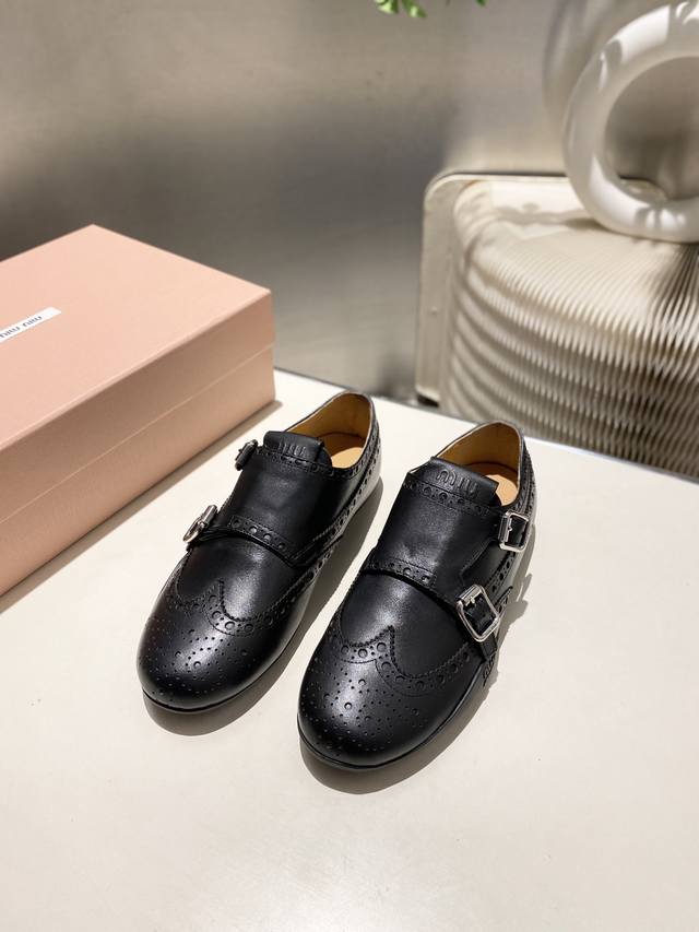 出厂价p Miumiu 2025秋冬孟克皮鞋，英伦复古、巴洛克雕花元素 又美又飒！酷炸街！惊为天人！ 鞋面超级柔软，但穿起却很舒适.牛皮面牛皮里 原版模具橡胶大