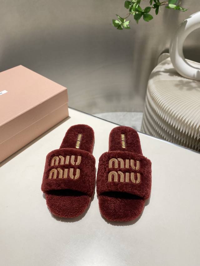出厂价p Miumiu顶级版本 2025秋冬潮品毛毛拖 ！1：1开模秒杀市场一切版本 欧美名媛 明星 网红Girl 大爱款 ，冰岛进口羊毛 单色羊毛蓬松柔软 亲