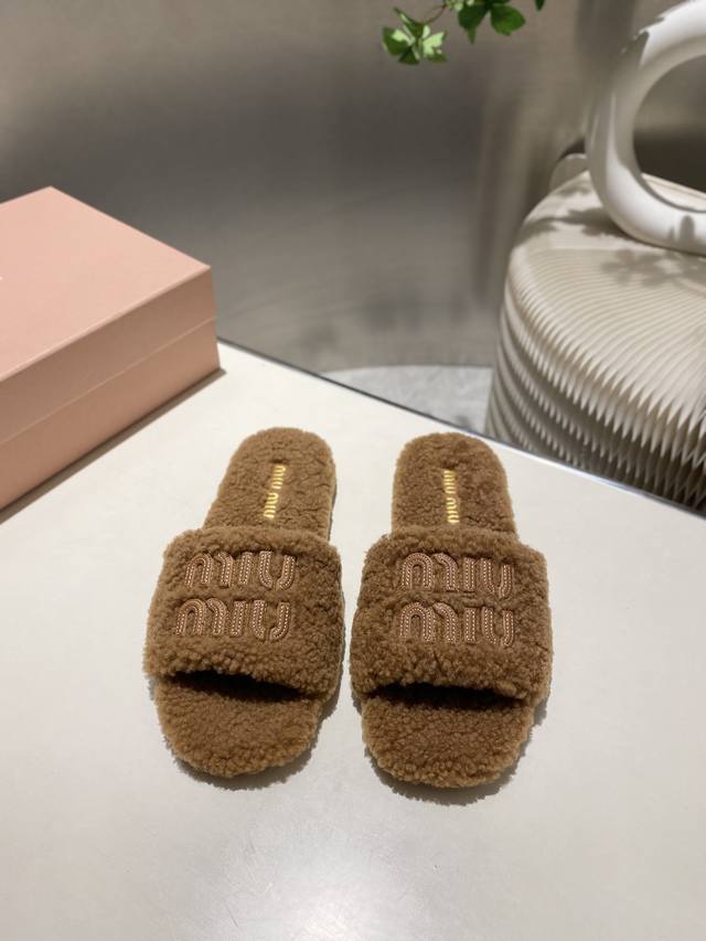 出厂价p Miumiu顶级版本 2025秋冬潮品毛毛拖 ！1：1开模秒杀市场一切版本 欧美名媛 明星 网红Girl 大爱款 ，冰岛进口羊毛 单色羊毛蓬松柔软 亲